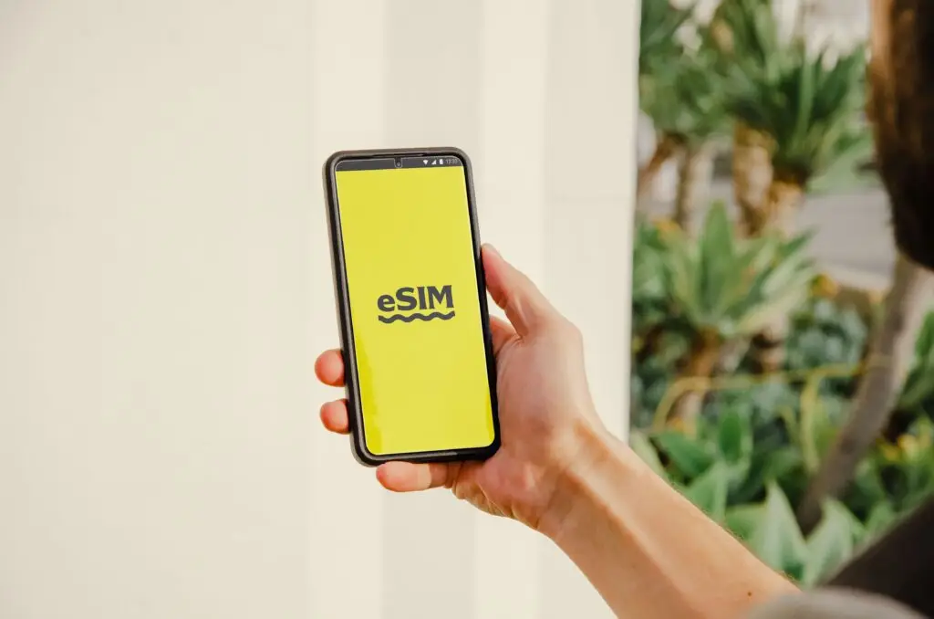 Airalo vs Maya Mobile eSIM comparison for travelers choosing between flexibility and customization